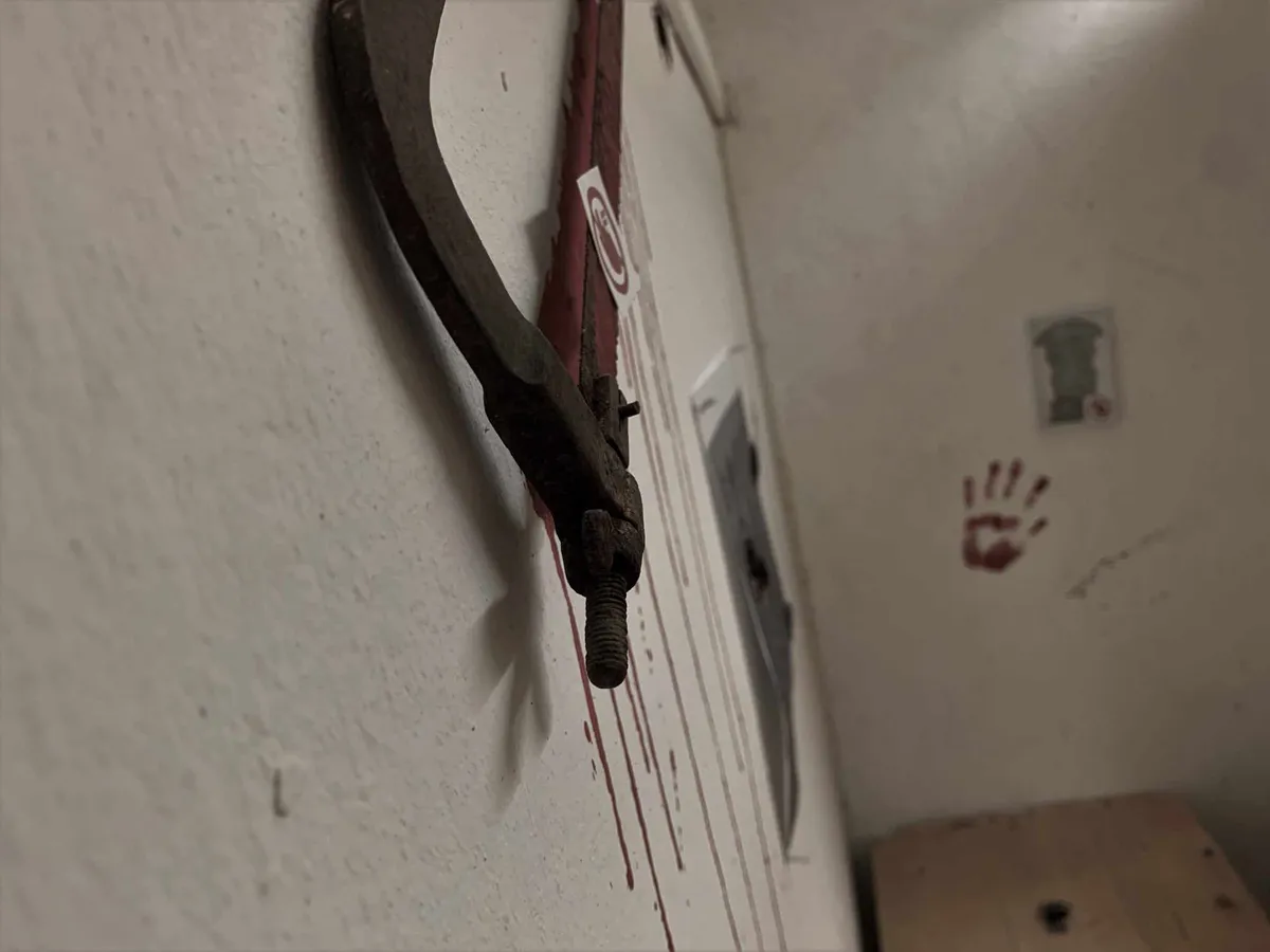 Szabadulószobában véres kéznyom a falon.