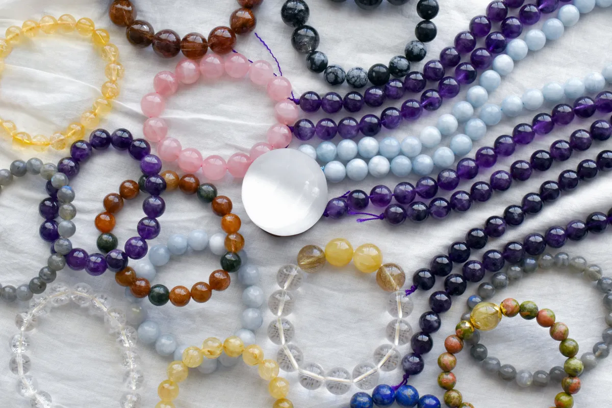 Karkötők kristályokból