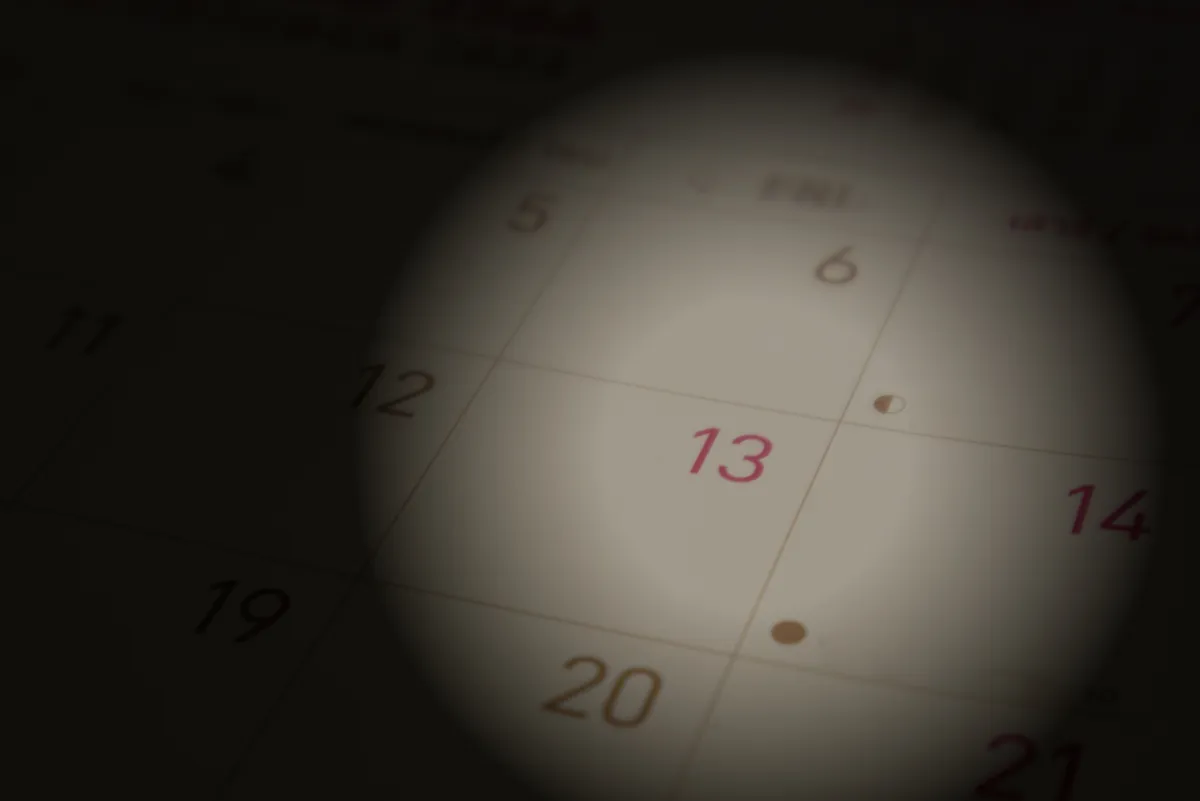 Péntek 13. naptárban jelölve
