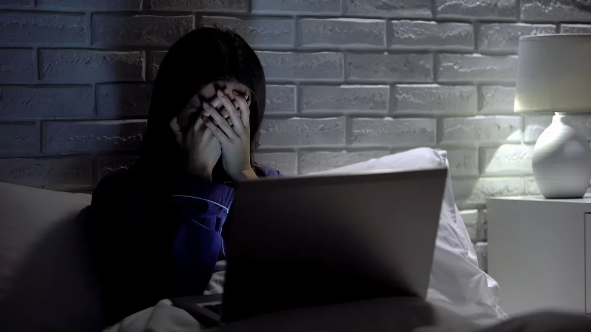 Az interneten böngésző lány megijed.