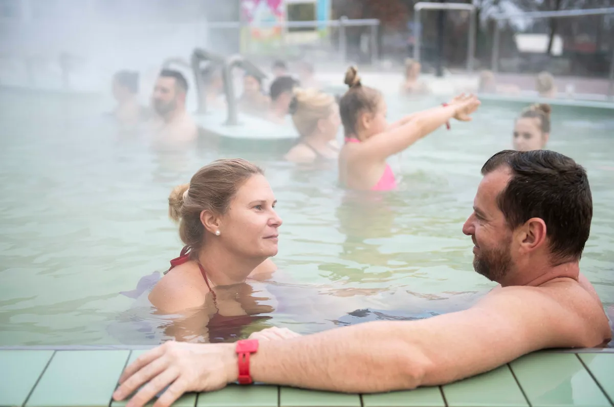 Nyíregyháza Aquarius Élményfürdőben egy pár a medencében fürdik. 