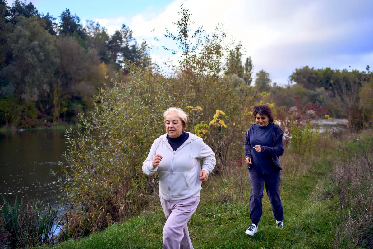 40 év feletti nők futnak a természetben.