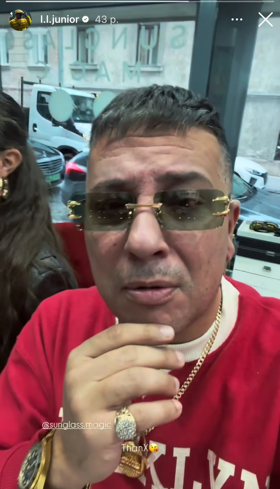 L.L. Junior vásárol