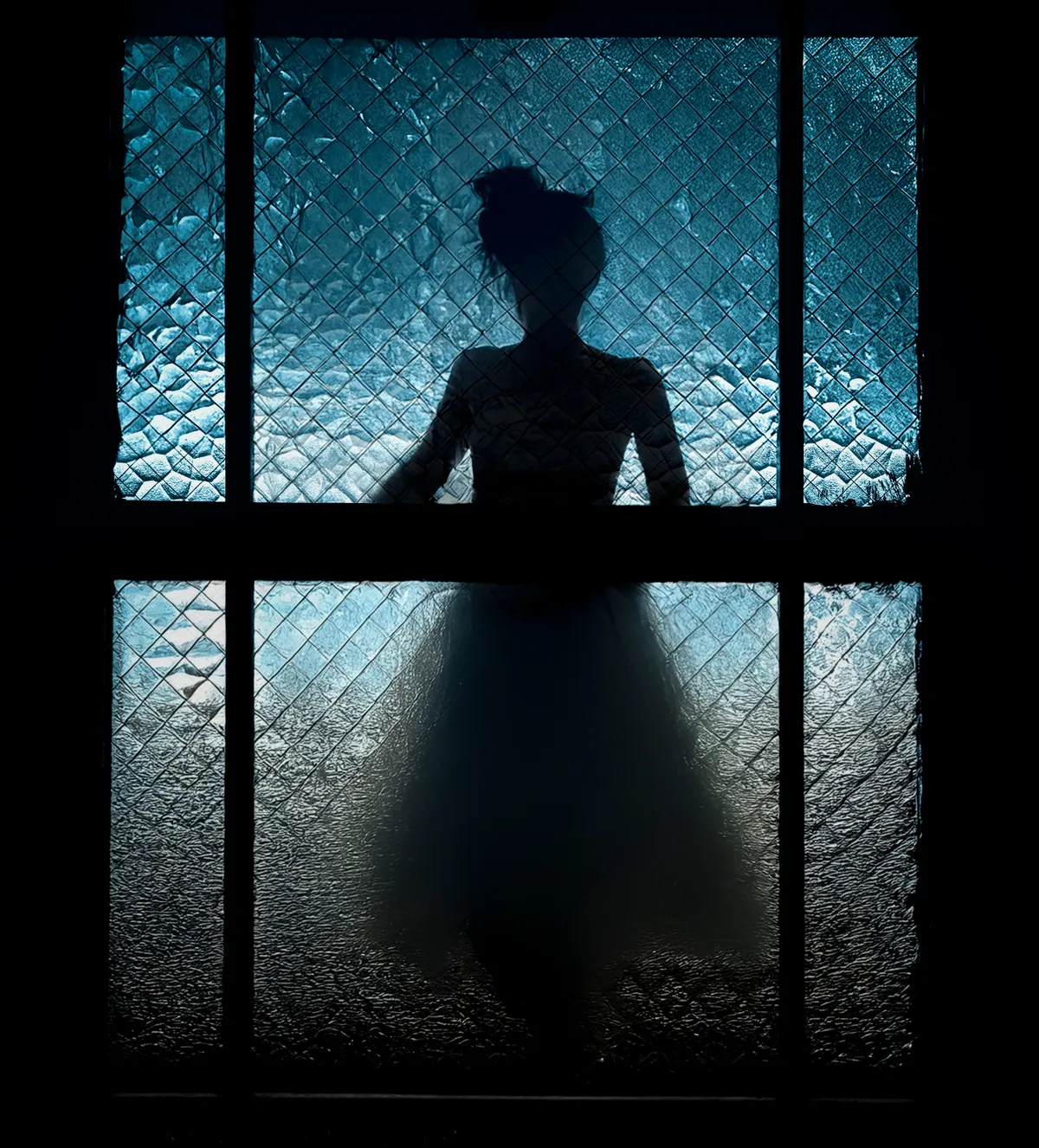 A Batthyány-kastély szelleme egy üvegajtó mögött. 