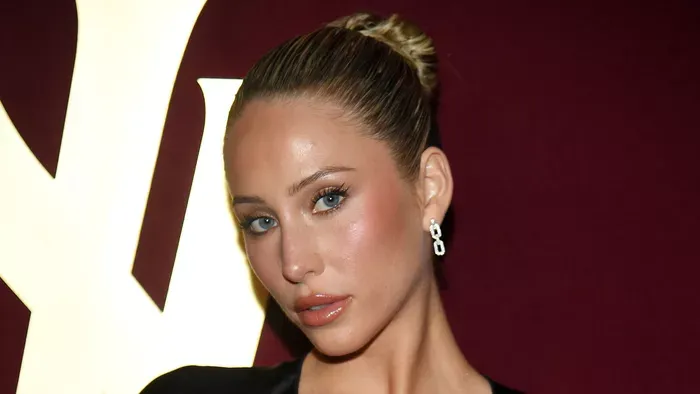 Csodáld meg Tom Brady új barátnőjének szexi dekoltázsát!