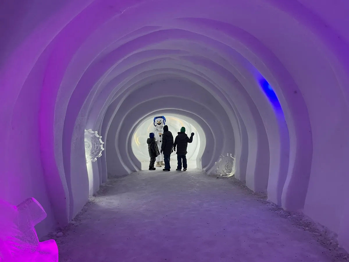 A Rovaniemiben található Snowman World egy jégalagútja három gyerekkel és egy hóember figurával. 