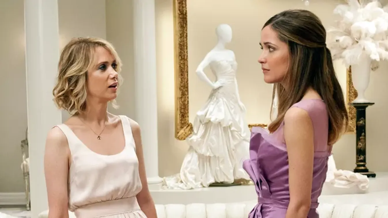 A Koszorúslányok legundorítóbb jelenete durvább lett volna: "Kivágtuk, ahol Becca ráhány Rita fejére..."