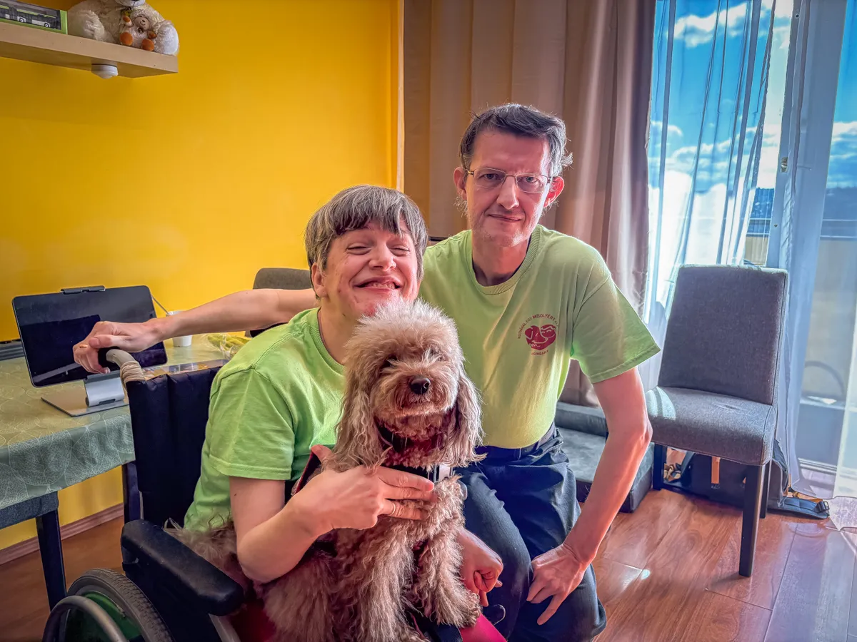 Ágota és Józsi szőrös gyereküknek hívják kiskutyájukat, Bambit