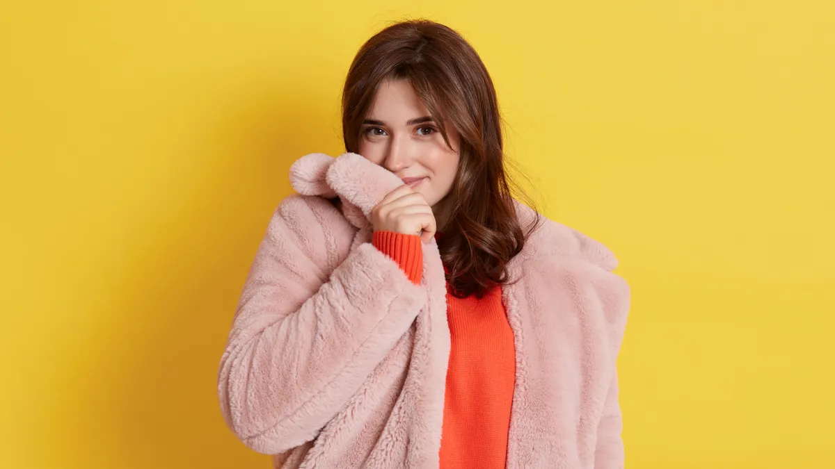 Spórold meg a tisztítás árát – így szedd ki a sminkfoltot a télikabát gallérjából