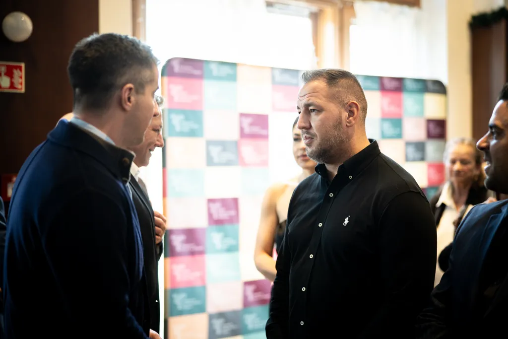 Curtis is a Várkert Bazárban beszélgetett Orbán Viktor beszéde előtt 