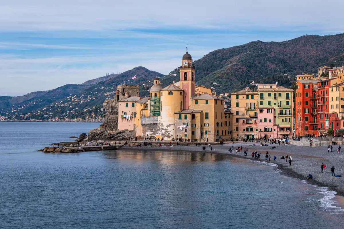 A tengerparti Camogli színes házairól ismert.