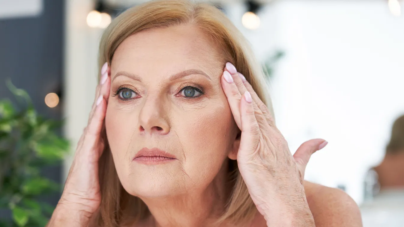 Az alapozó 50 felett is fedhet, hiszen a középkorú nő is megfelelő termékkel keni az arcát.