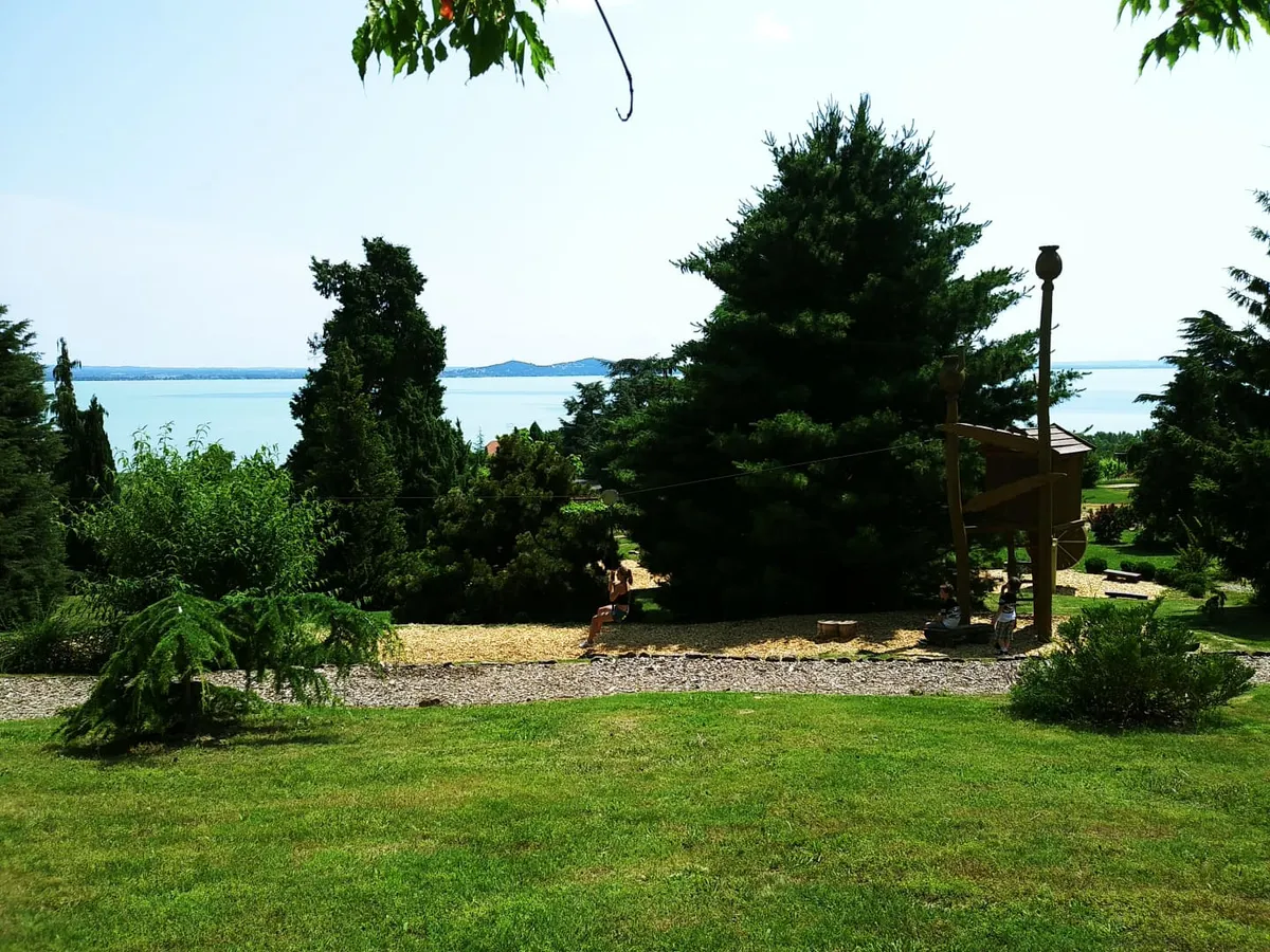 A Folly Arborétumból nyíló balatoni kilátás.