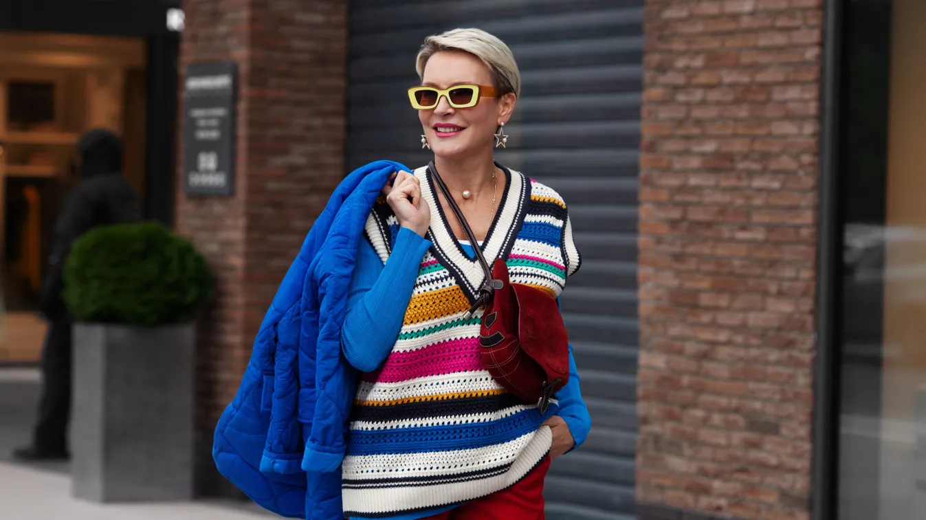 50 feletti nő divatos szettben.