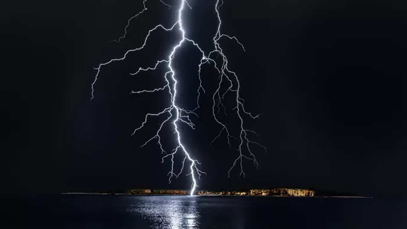 Vihar bénítja az országot: fa alá szorult embert vittek kórházba, törölték a járatokat