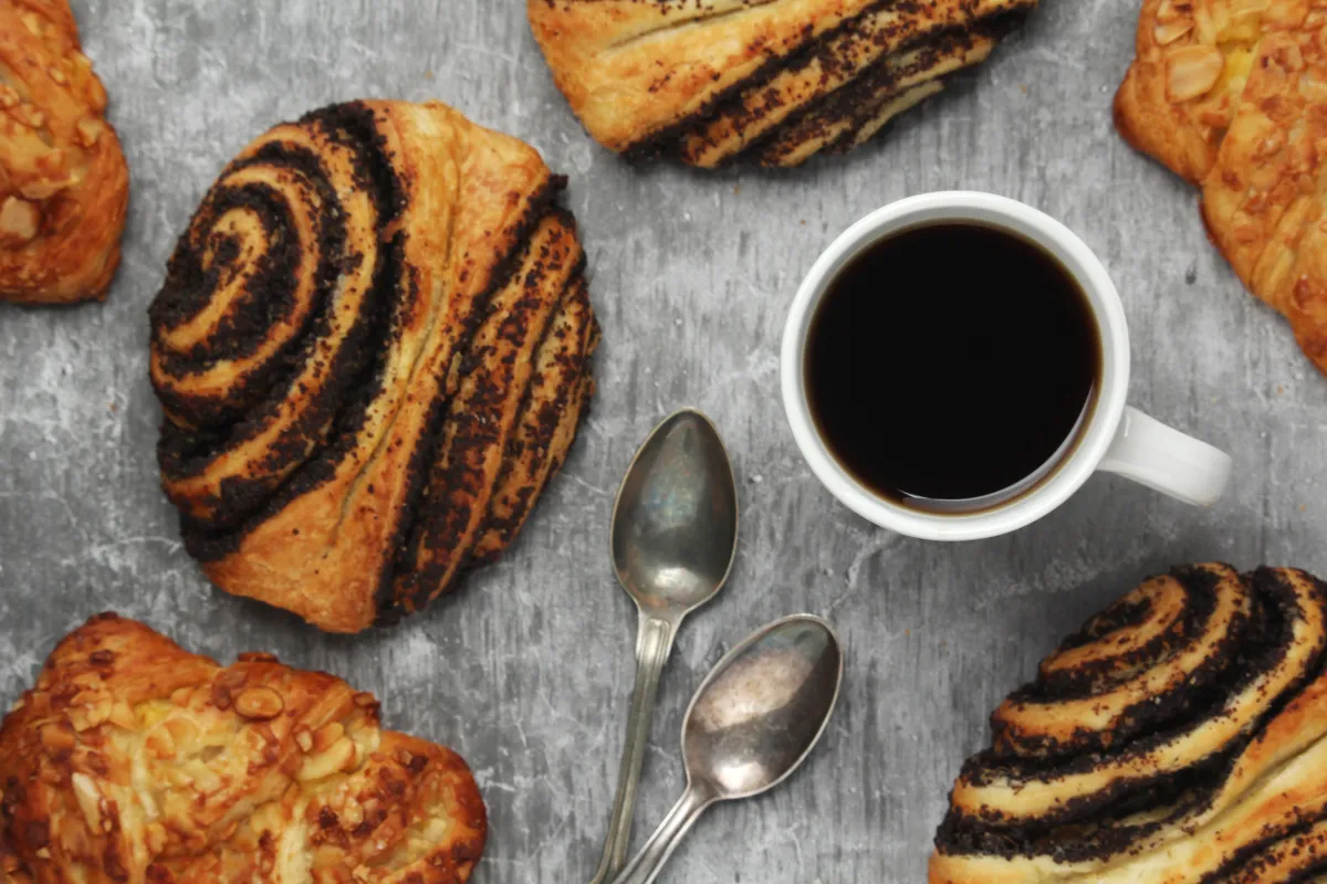 Sütemények kávéval egy asztalon. 