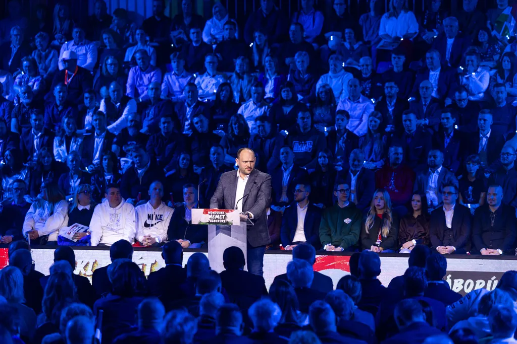 Háború ellenes Gyűlés HEGY Esztergom 2026.02.28.

Hernádi Ádám