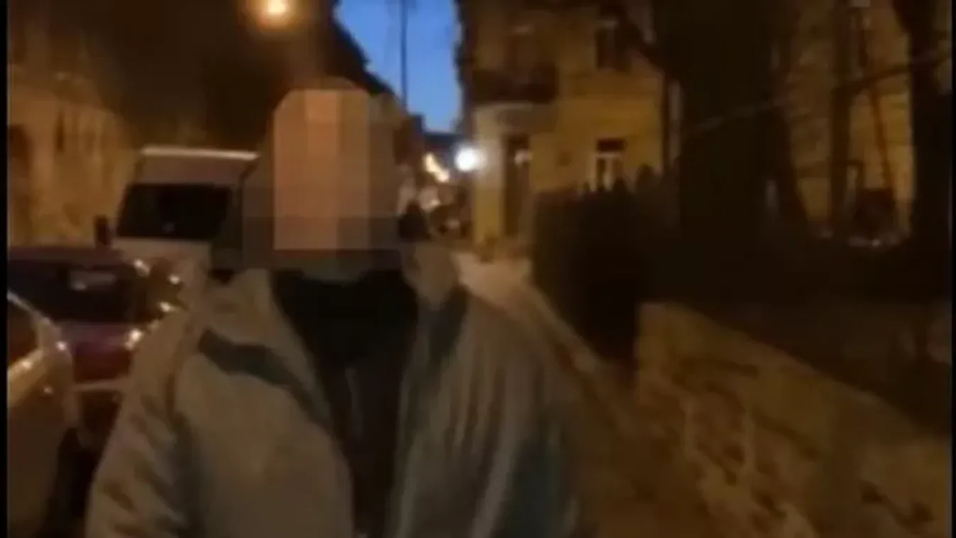 Megszólalt a Fideszes aktivista, akit egy plakátrongáló a kezében sniccerrel vert össze - videó