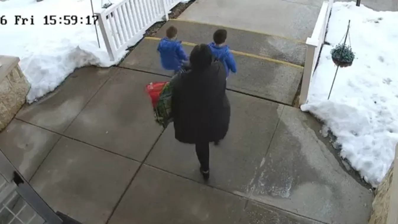 Videón a horrorbaleset: száguldó kocsi alá került a kétéves, valóságos csoda, hogy túlélte