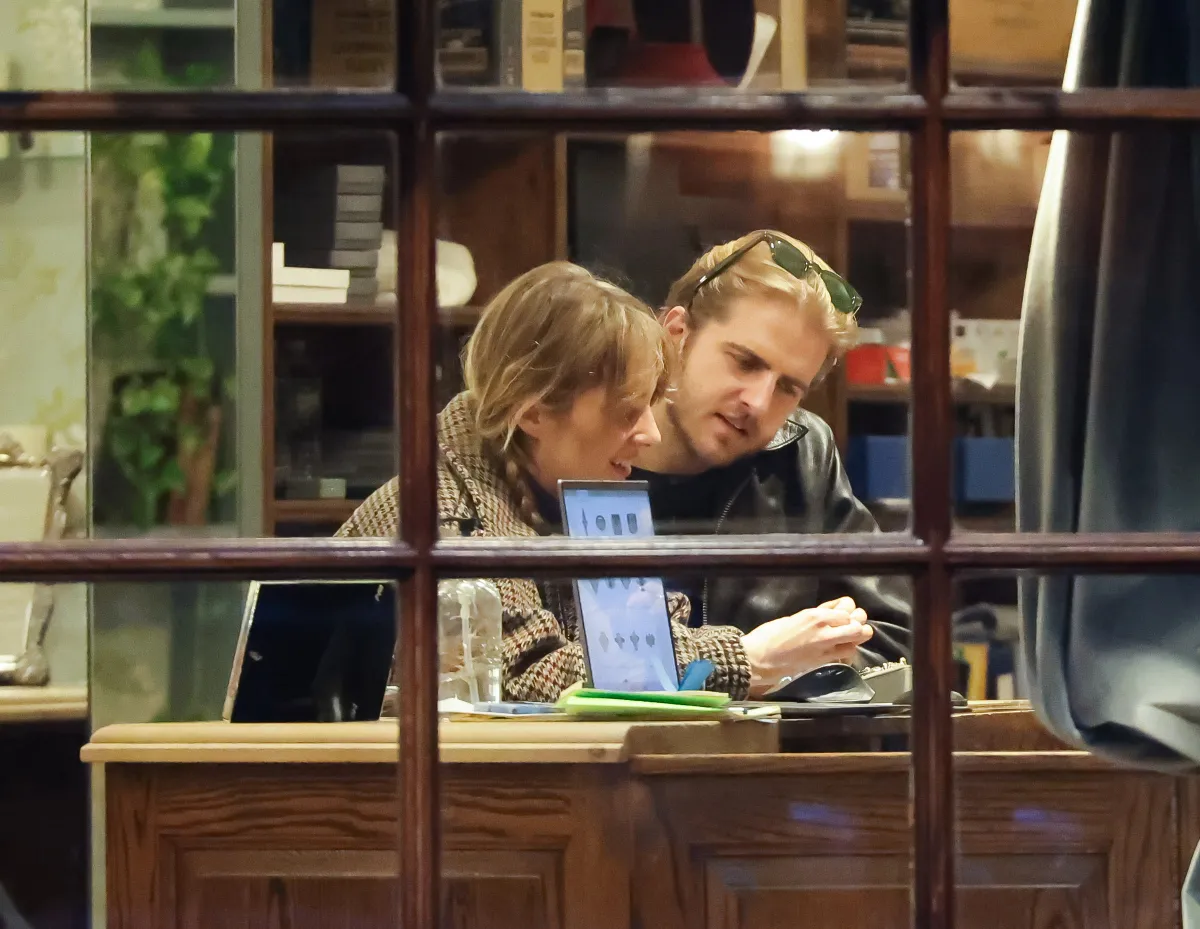 Maya Hawke és Christian Lee Hutson New York-ban egy kávézóban.