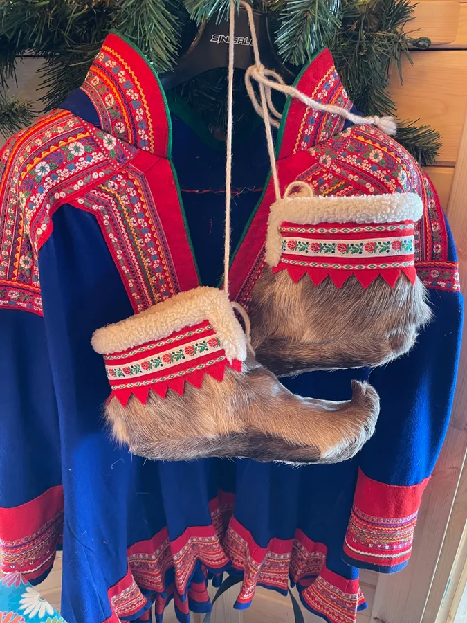 Tradicionális számi csizma és ing Lappföldön, Finnorzágban. 