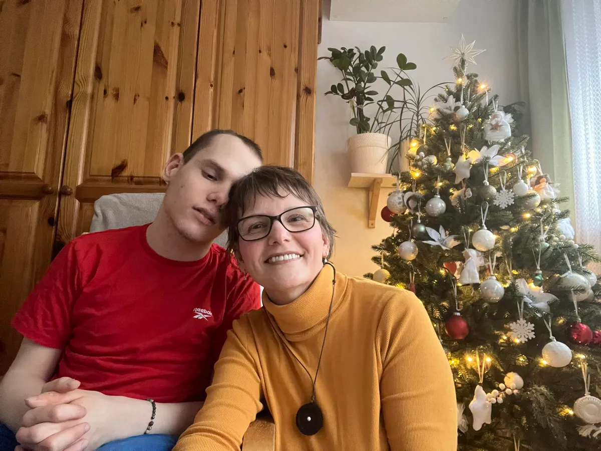 A halmozottan sérült fiú, Borsodi Máté édesanyjával, Mónikával