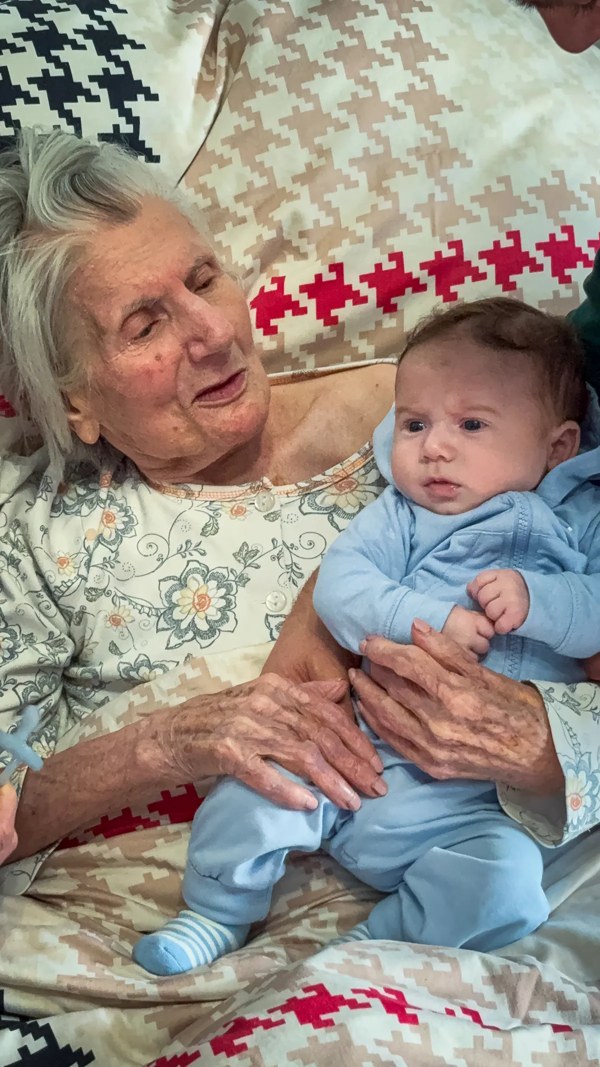 Stella néni már nagyon várta a dédunokáját, a kis Jocit