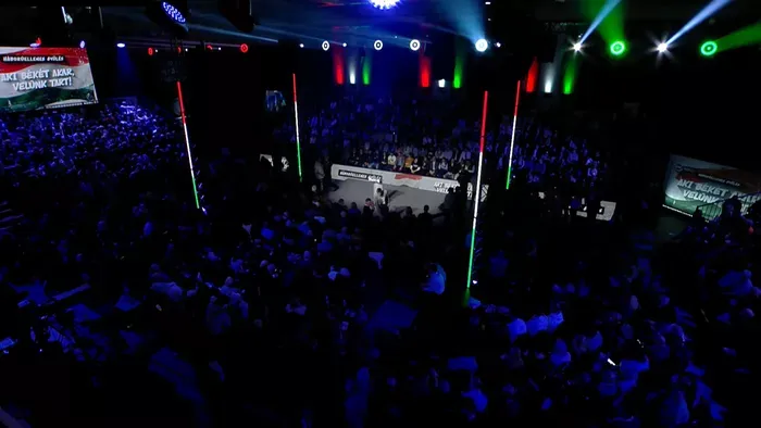 Hatalmas a tömeg Szombathelyen, mindenki a Háborúellenes gyűlésre akar bejutni