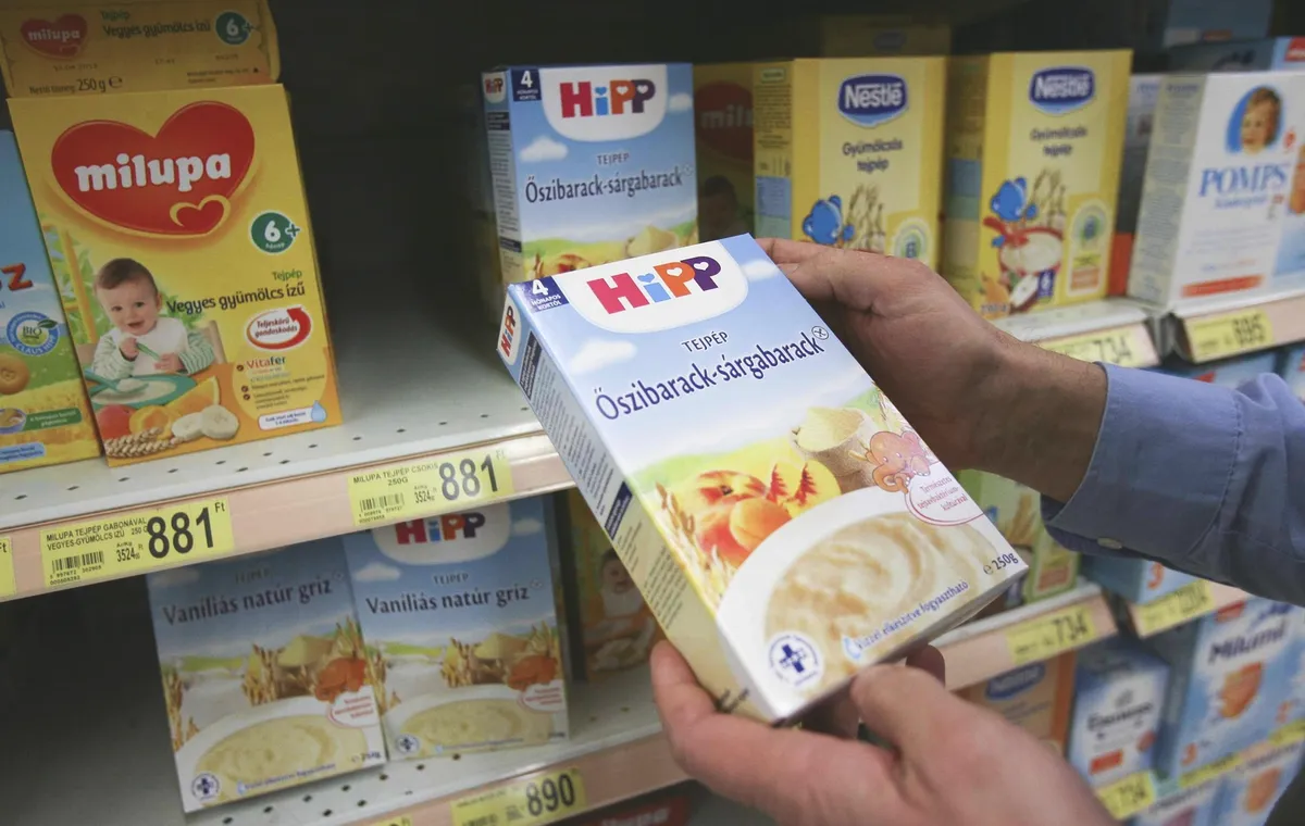 Tápszervásárlás egy hipermarketben.