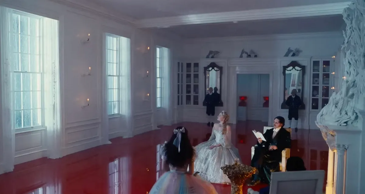 Margot Robbie, Shazad Latif és Alison Oliver az Üvöltő szelek című filmben.