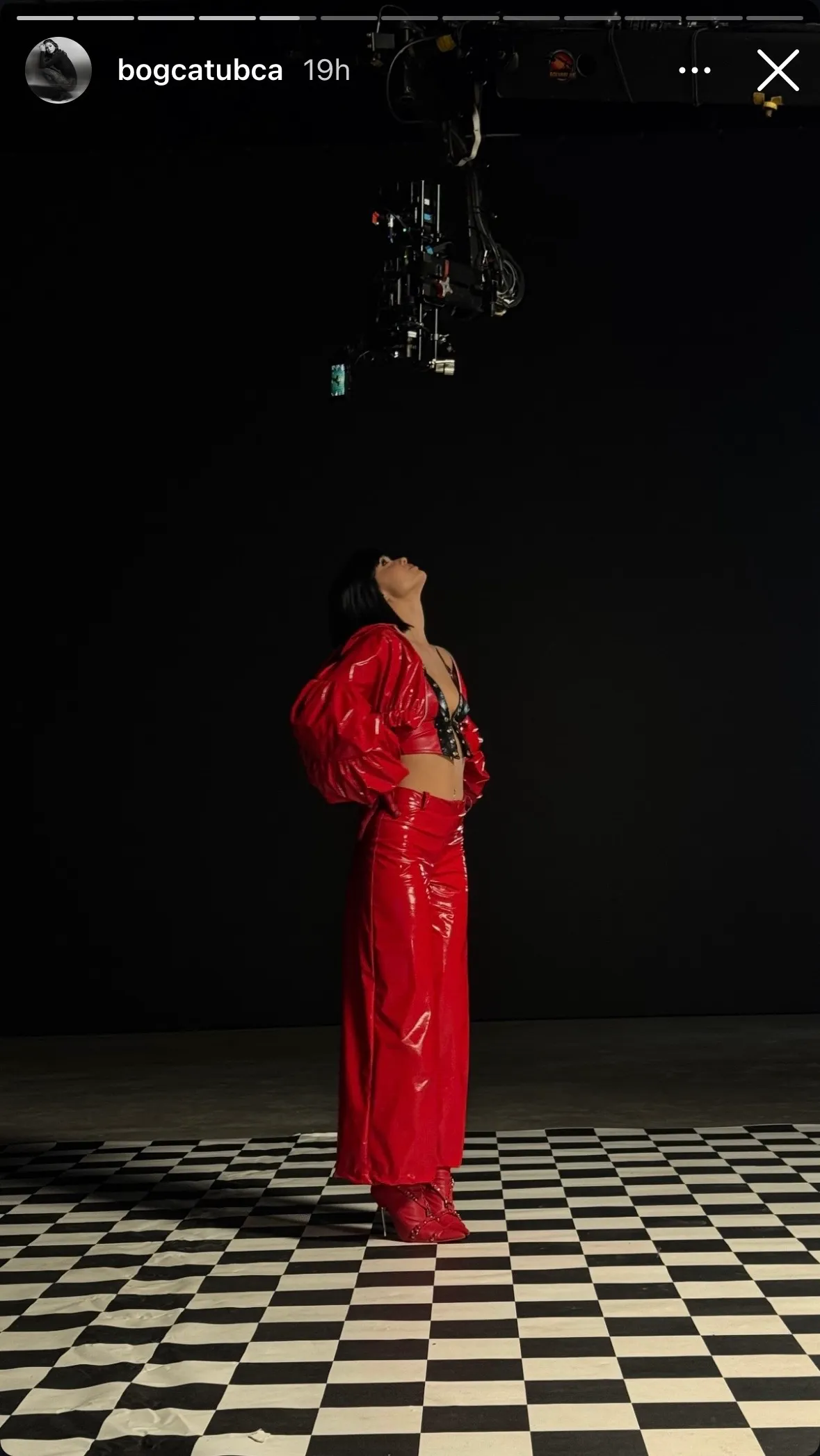 Nagy Bogi dögös, piros latex ruhában forgatja az új klipjét.