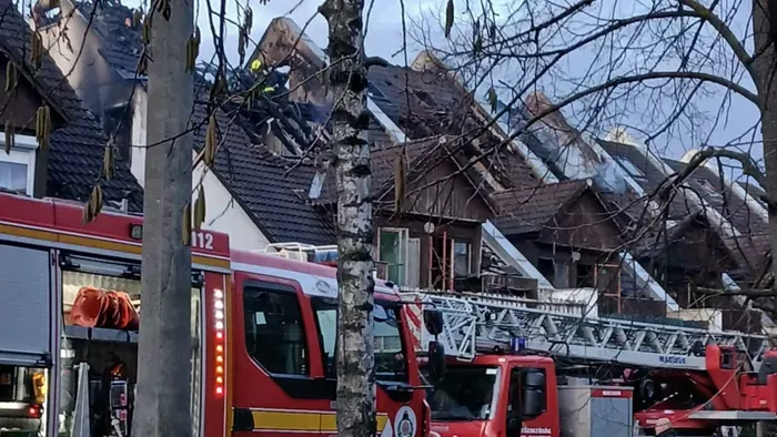 Hatalmas lángokkal égett a munkásszálló Budakeszin