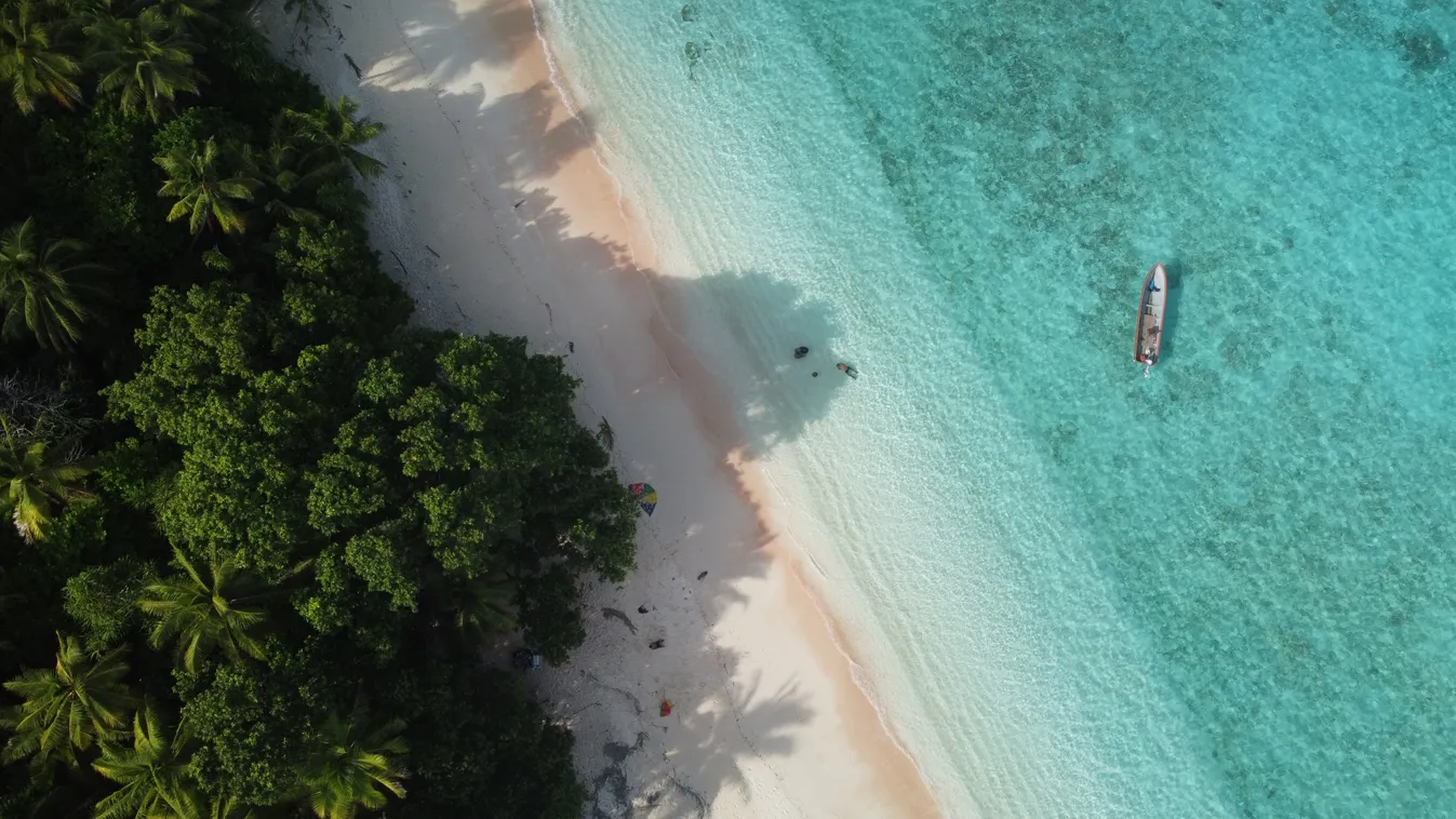Tuvalu szigetének kék tengerpartja.