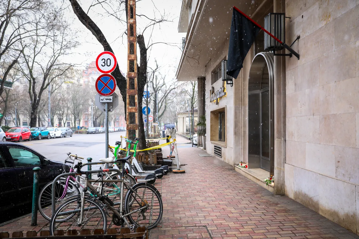 Fenyő Miklós emlékére égnek a mécsesek a ház bejáratában, ahol a mindennapjait élte.
