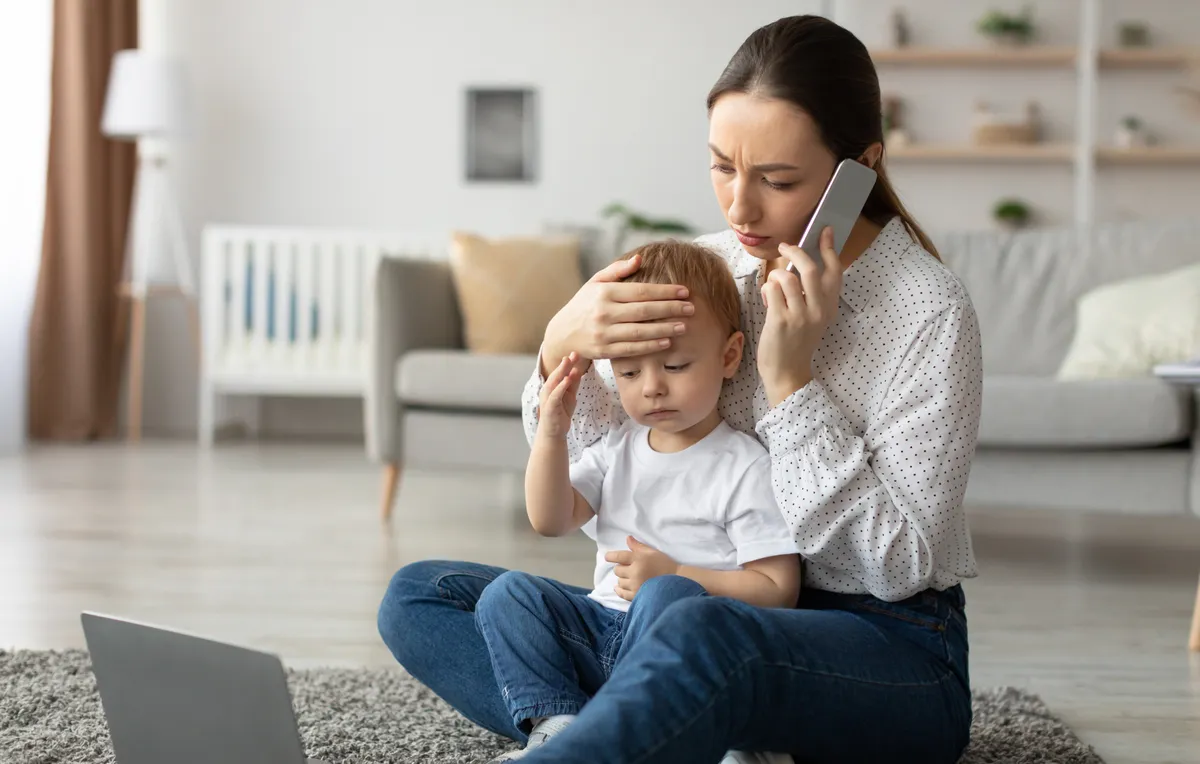 Rotavírussal fertőzött lázas gyermek édesanyja telefonál 