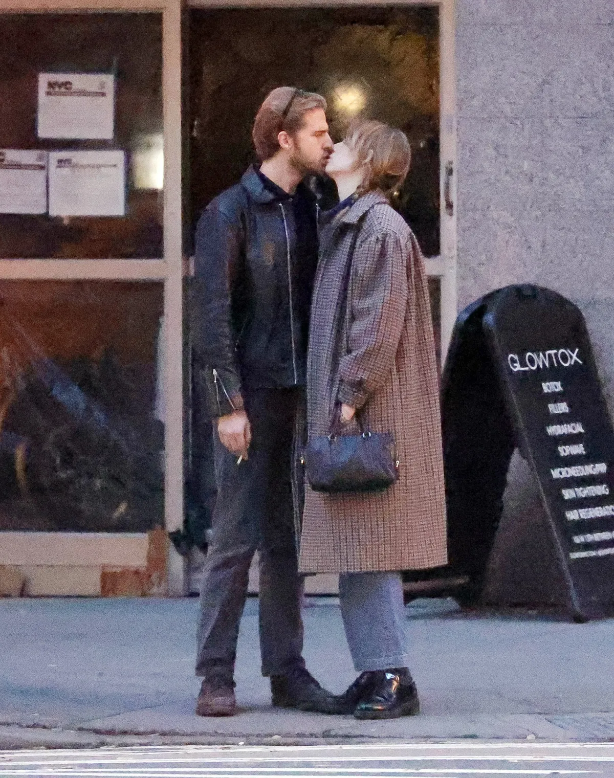 Maya Hawke és Christian Lee Hutson első nyilvános csókja 2023-ban New York utcáin.