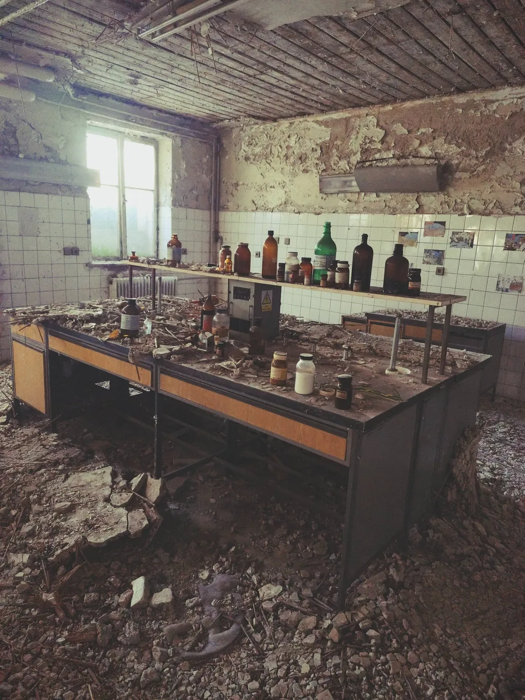 A gyógyszeres üvegeket is hátrahagyták.