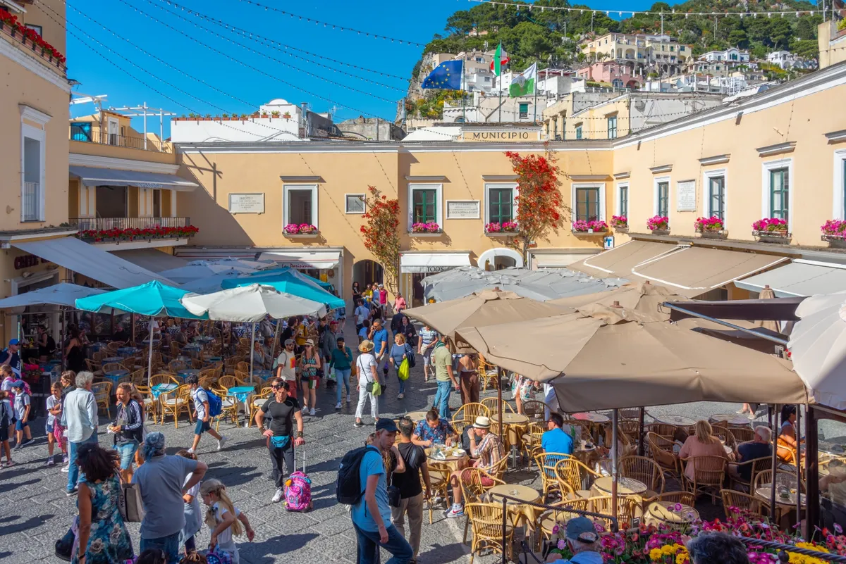 Turisták Capri szigetén, a főtéren. 