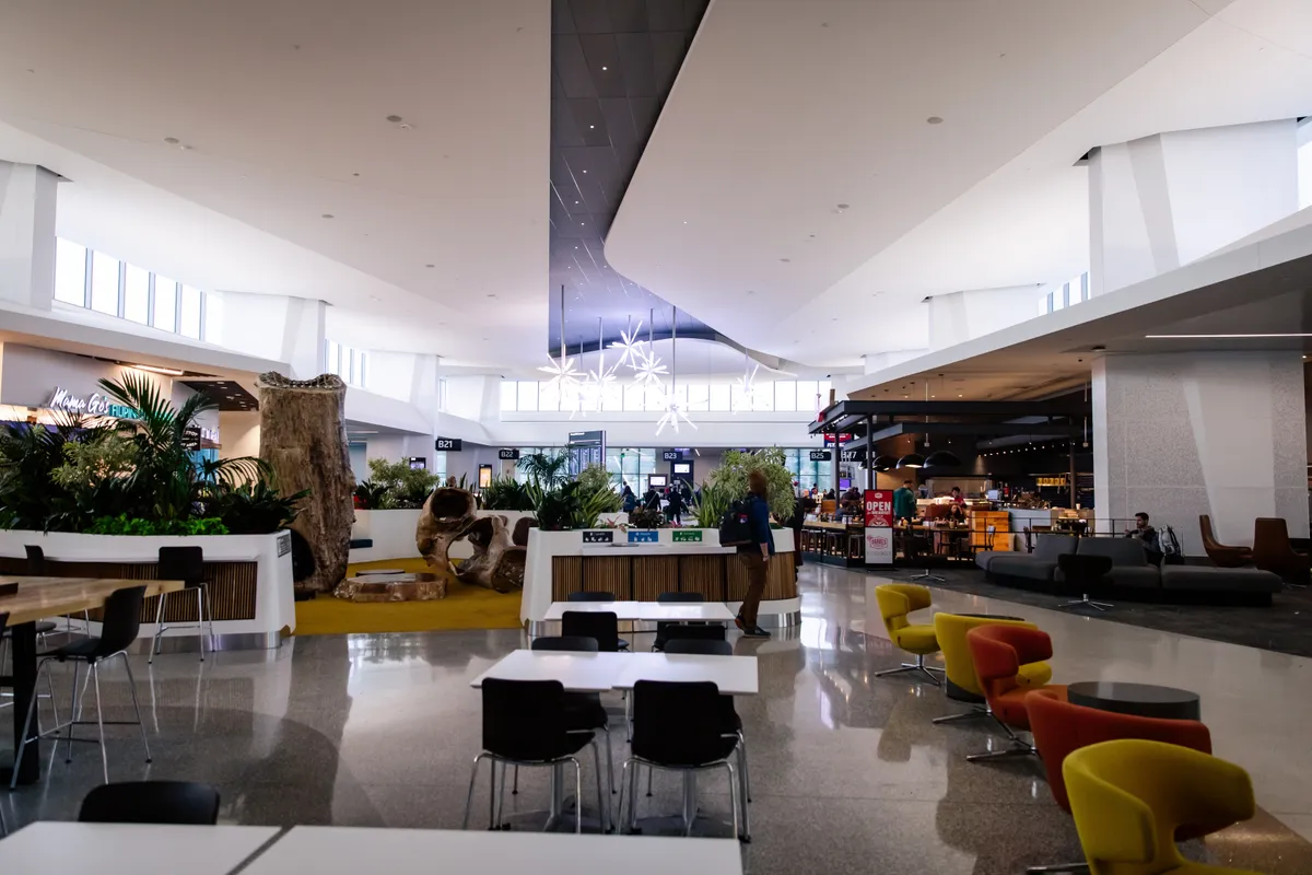 San Francisco International Airport (SFO) Harvey Milk Terminal 1 belső terének modern kialakítása.