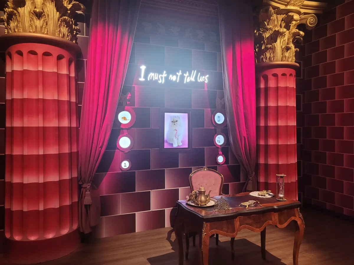 A Harry Potter kiállítás egyik díszlete, Umbridge szobája. 