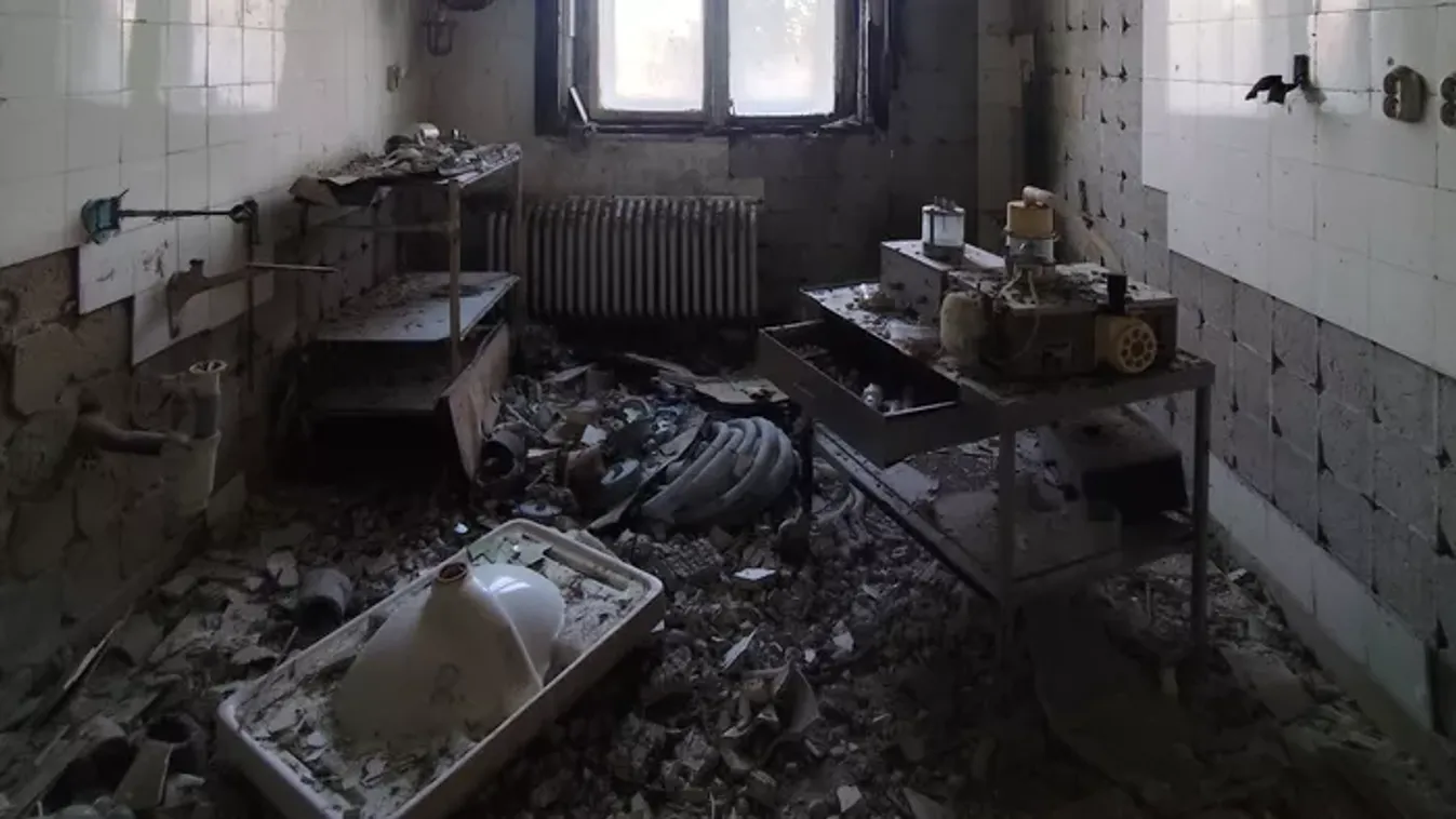 Egy horrorisztikus hangulatú kórház, ahol mindent otthagytak – Galéria