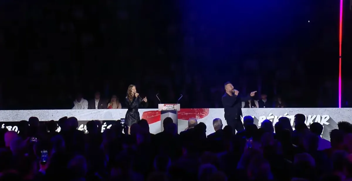 A Háborúellenes Gyűlés békéscsabai megállóján Gudics Máté és Tóth Abigél nyitotta a műsort