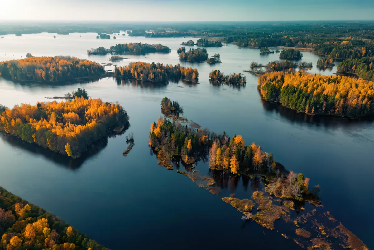 A mértékletesség, az egyensúlyi állapot és a harmónia, vagyis a 'lagom' életérzés az, amellyel a svédek azonosulnak, és amelyet a szigetvilágukhoz fűződő szeretetük tükröz. 