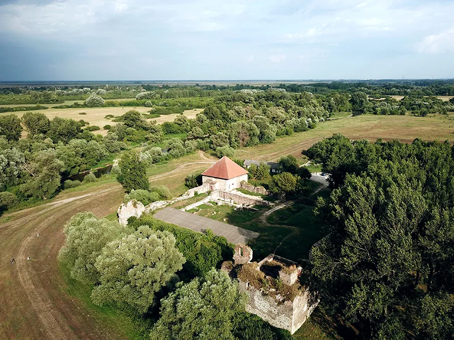 Az ónodi vár és környéke madártávlatból fotózva.