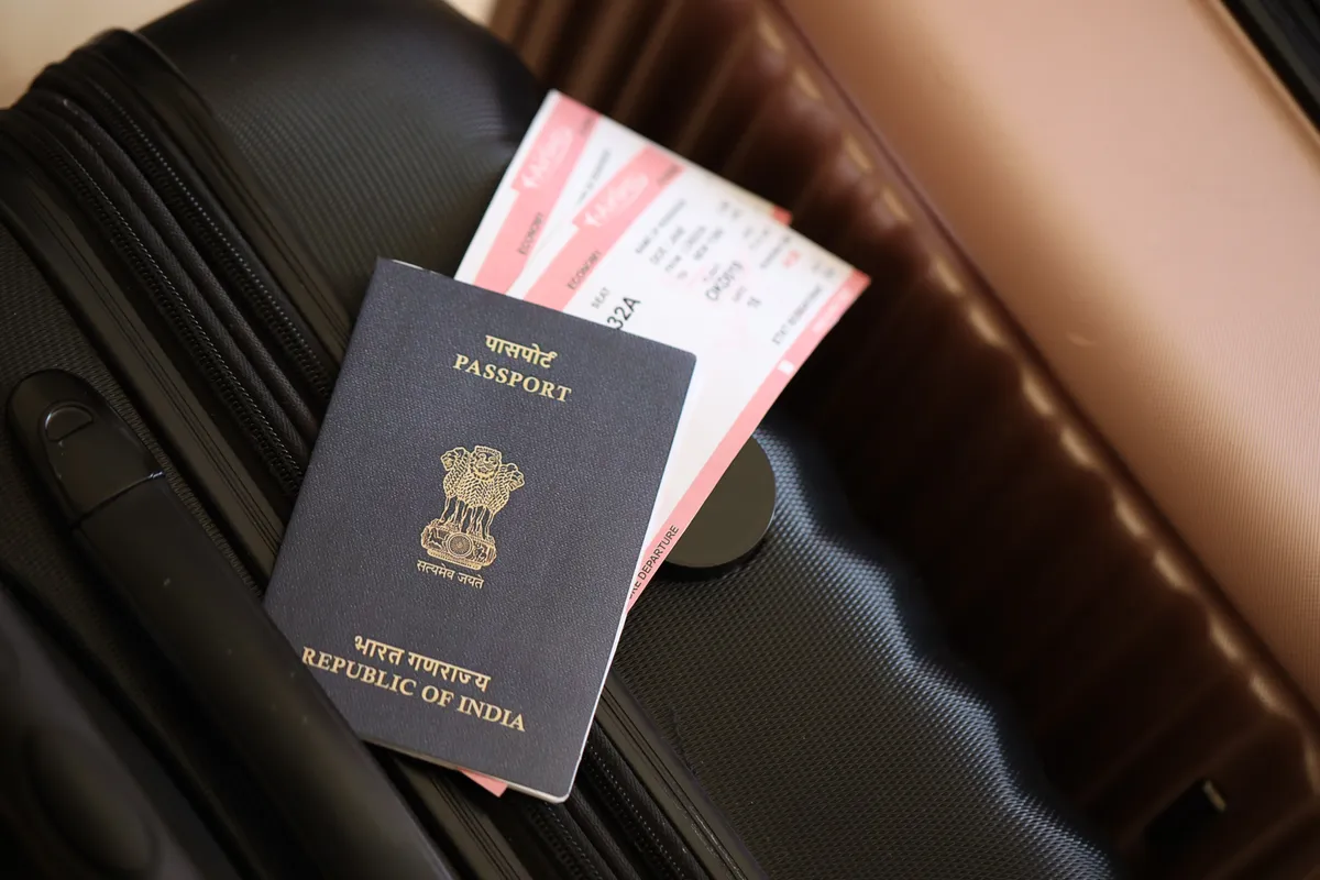 A légiutas-kísérő meglát egy indiai útlevelet repülőjegyekkel, már sejti, hogy az illető valószínűleg nem lesz egyszerű utas.