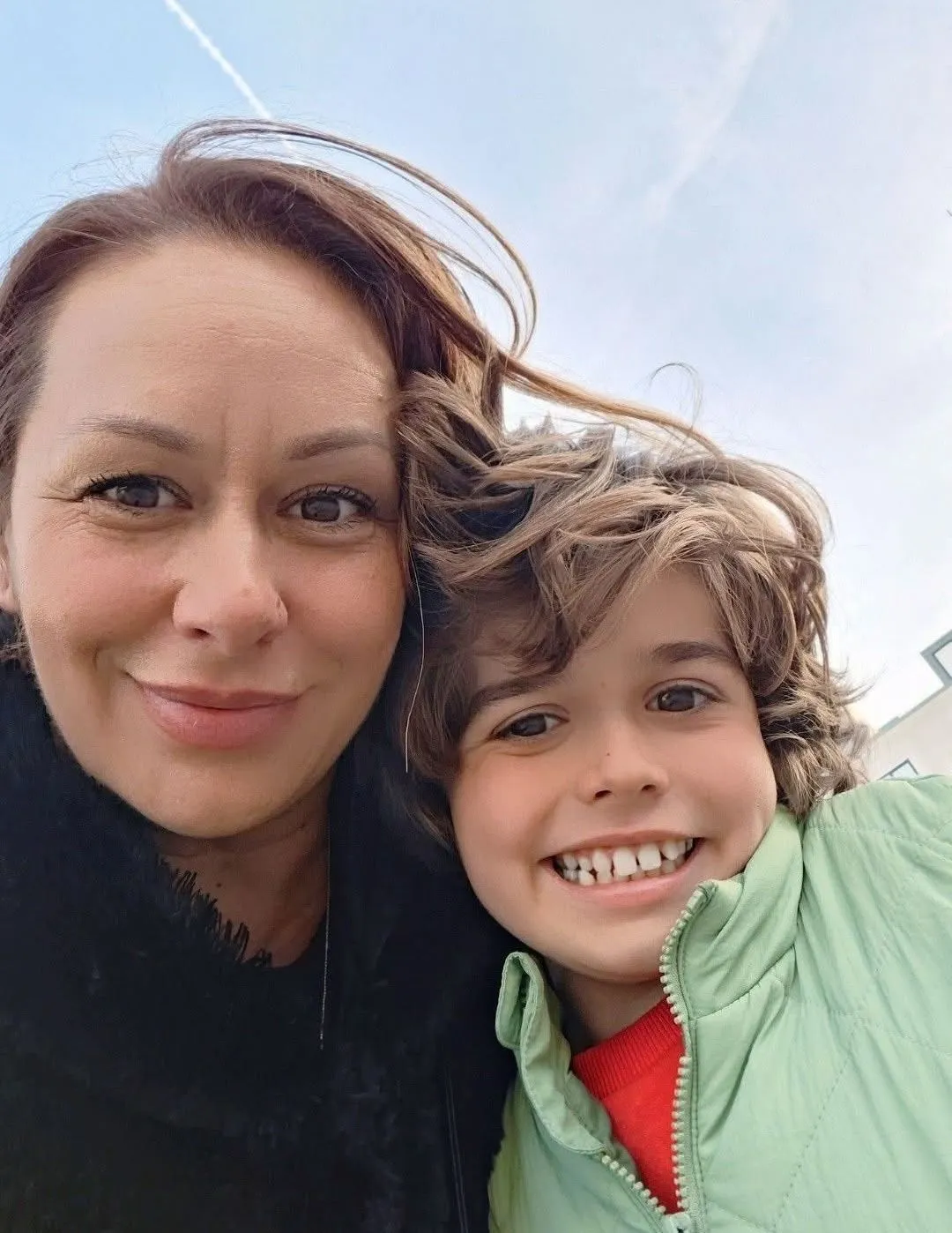 „Minden forint egy új remény” – hírességek fogtak össze a halálos beteg Mirkó gyógyulásáért. A kisfiú és anyukája hálásak