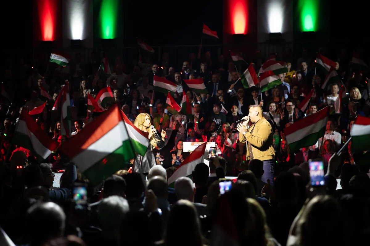 Radics Gigi és Curtis a szombathelyi háborúellenes gyűlésen