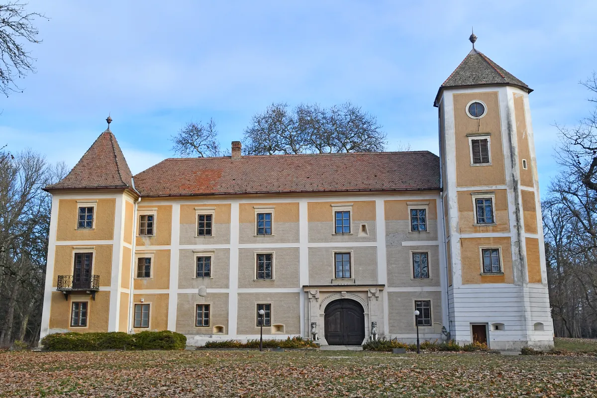 A hédervári Khuen-Héderváry-Viczay-kastély külső homlokzata.