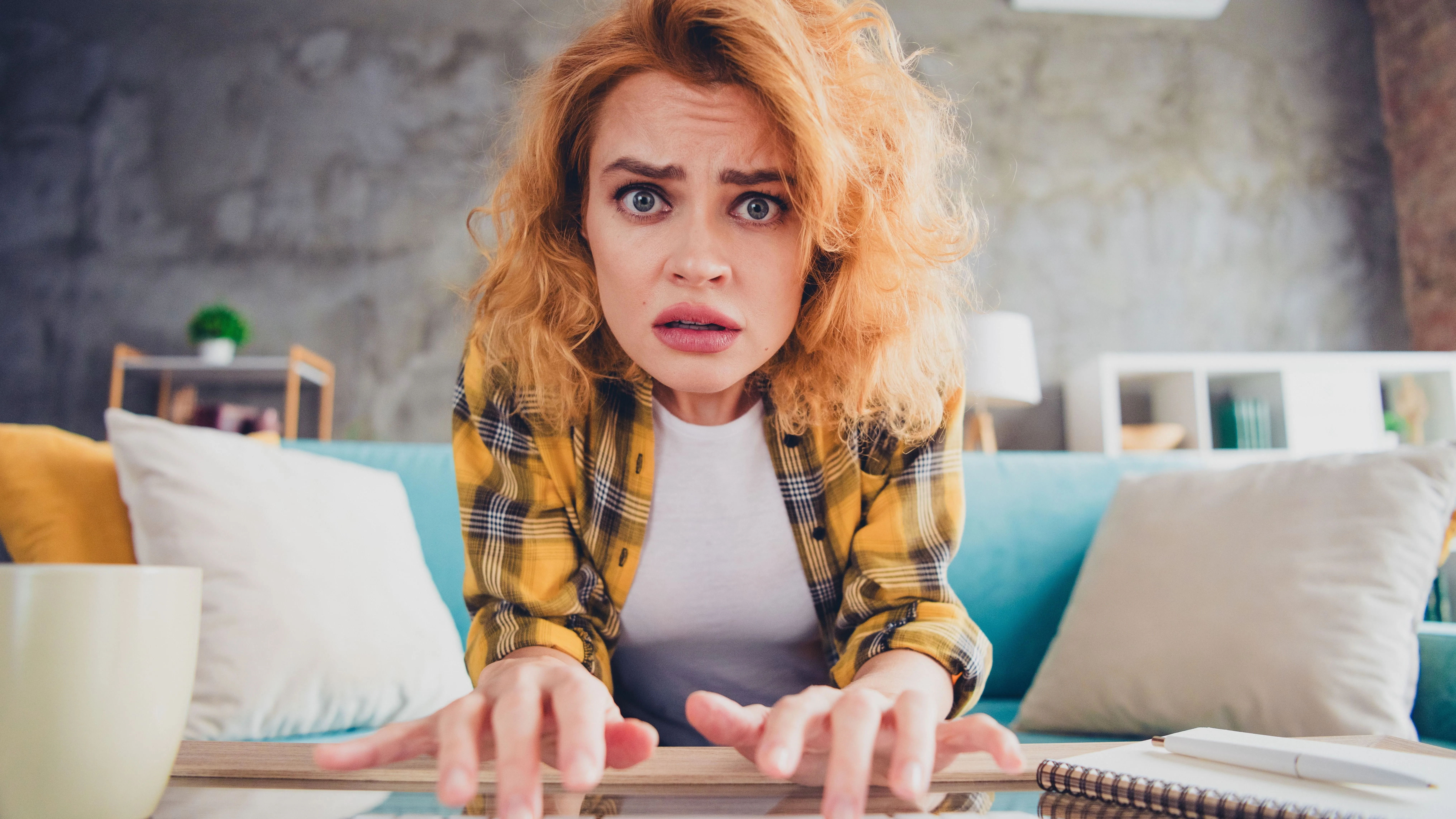 Helyesírási kvíz kérdésein aggodalmasan gondolkodó fiatal nő