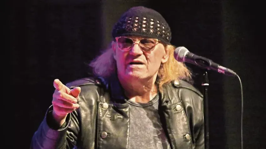 Charlie összetörve állt színpadra Fenyő Miklós helyett